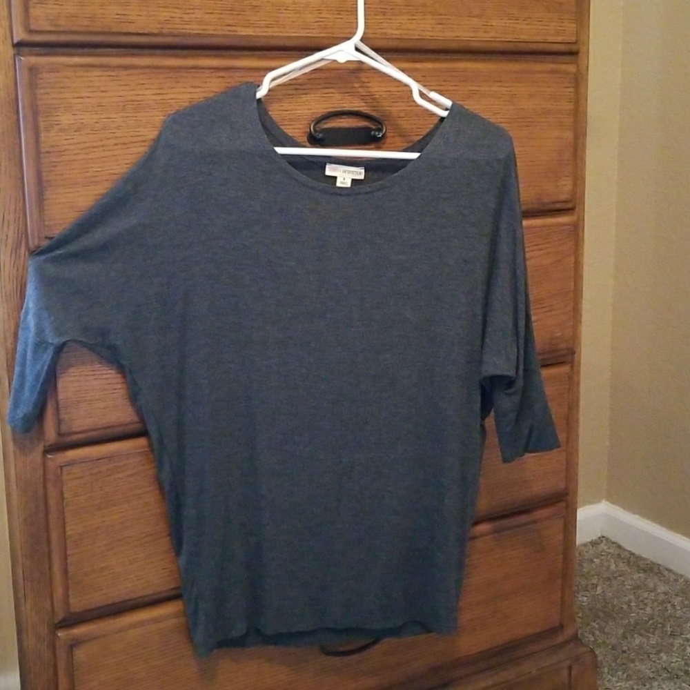 Gray quarter length sleeve top